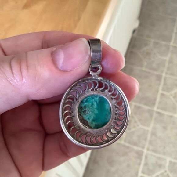 NWOT STERLING SILVER 925 GREEN TURQUOISE ROUND PENDANT - Picture 2 of 10